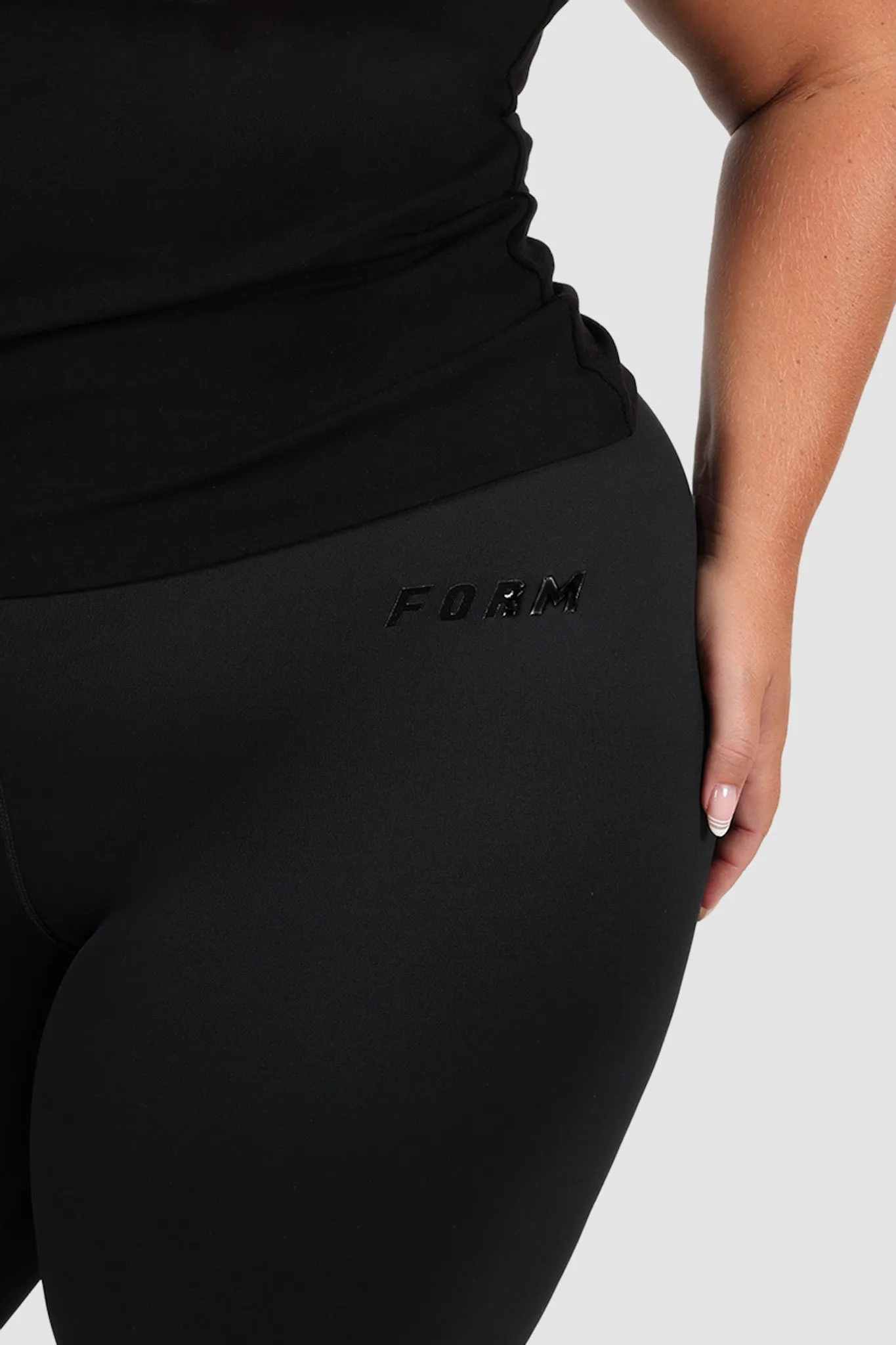 FORM BASE TIGHT 7/8 BLACKOUT