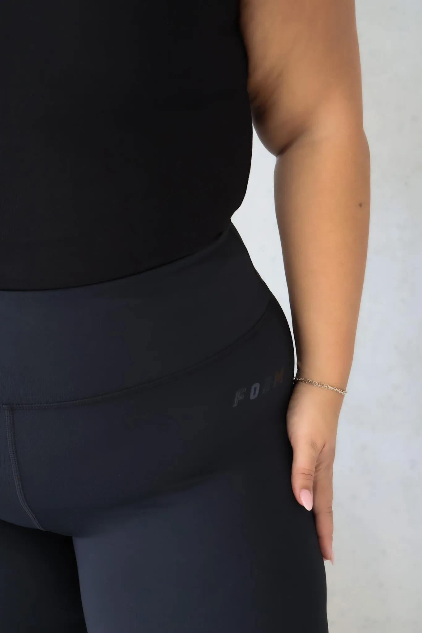 FORM BASE TIGHT 7/8 BLACKOUT
